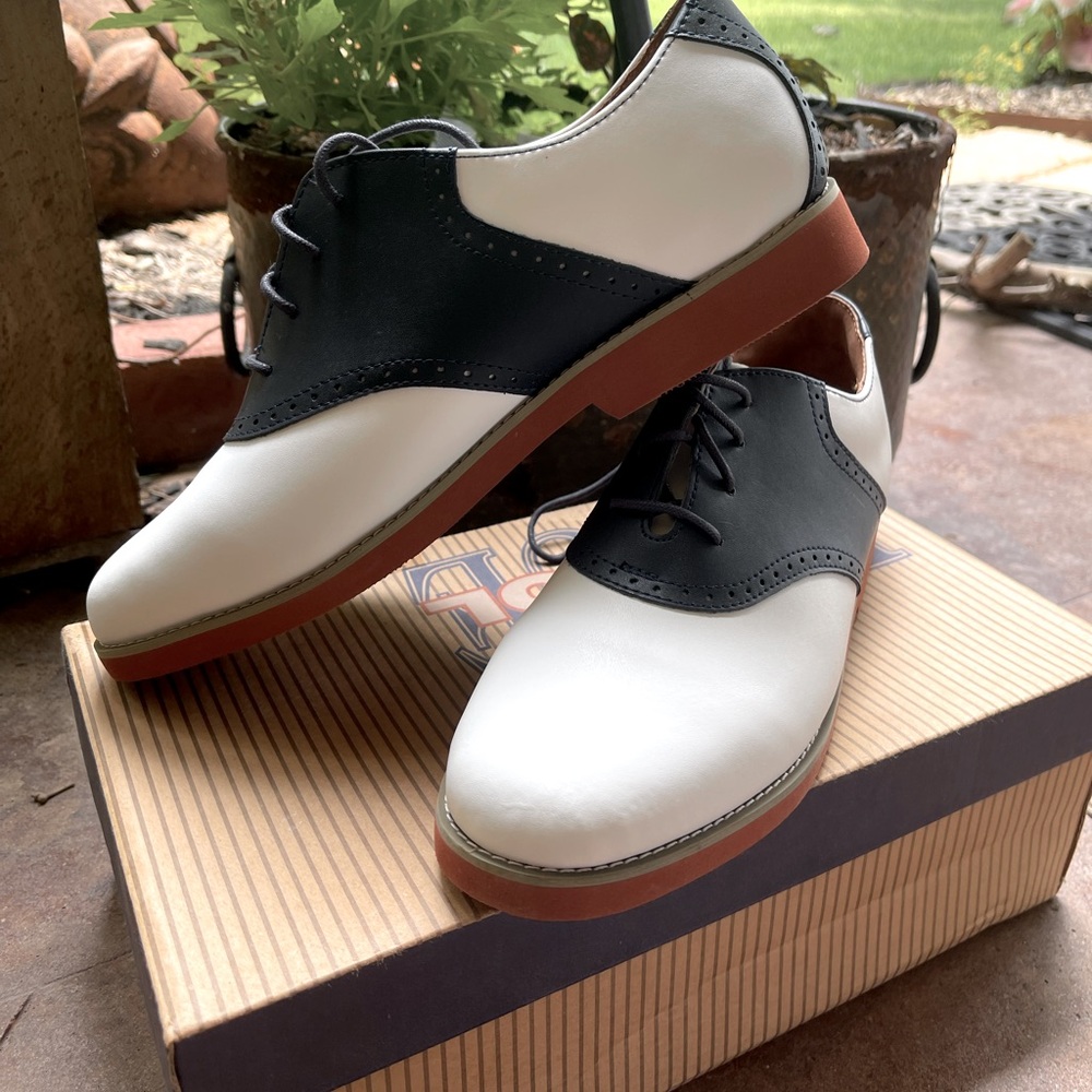 Women’s school saddle shoe